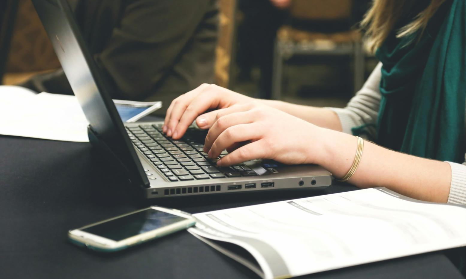 Moderner Arbeitsplatz mit KI-gestützten Automatisierungswerkzeugen